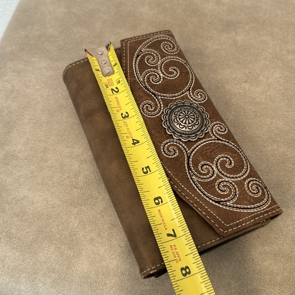 Blazin Roxx Concho Wallet Clutch Wristlet Brown Embroidery - Picture 3 of 9